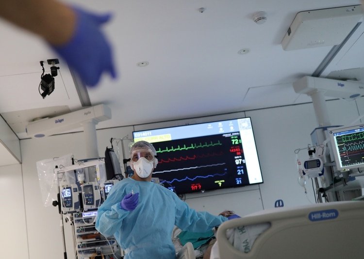 Muchos médicos deben decidir sobre la marcha como actuar (Reuters)