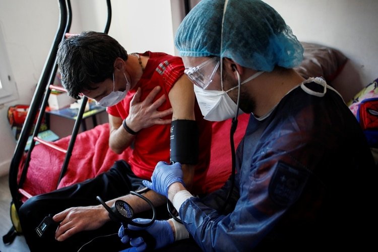 Un estudio de 5.700 pacientes reveló que la hipertensión se registró en el 56,6% de los admitidos en los hospitales por COVID-19. (REUTERS/Benoit Tessier)