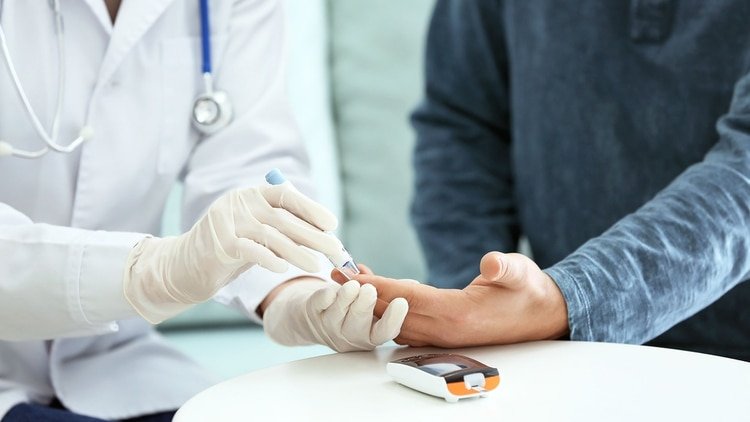 La diabetes, presente en el 33,8% de los casos de hospitalizados por COVID-19, es un factor importante de complicaciones, entre ellas las renales. (Shutterstock)