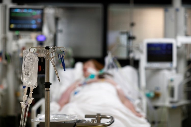 Las dos terceras partes de las personas que necesitaron cuidados intensivos fueron varones, y con una edad promedio total de 68 años. (REUTERS/Gonzalo Fuentes)