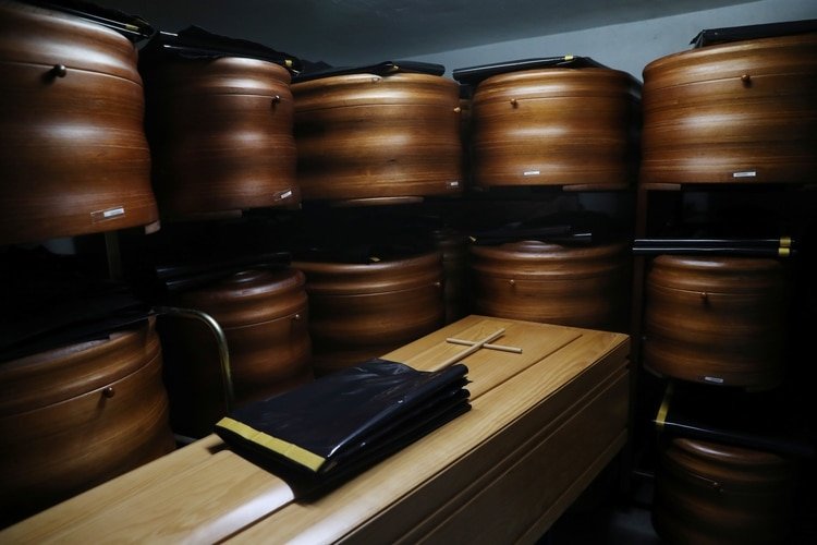 La casa funeraria San Juan de la Cruz, en Segovia, una de las muchas que fue sobrepasada por el pico de muertes en España. Muchas fueron registradas como víctimas del Covid-19, otra no. (REUTERS/Susana Vera)