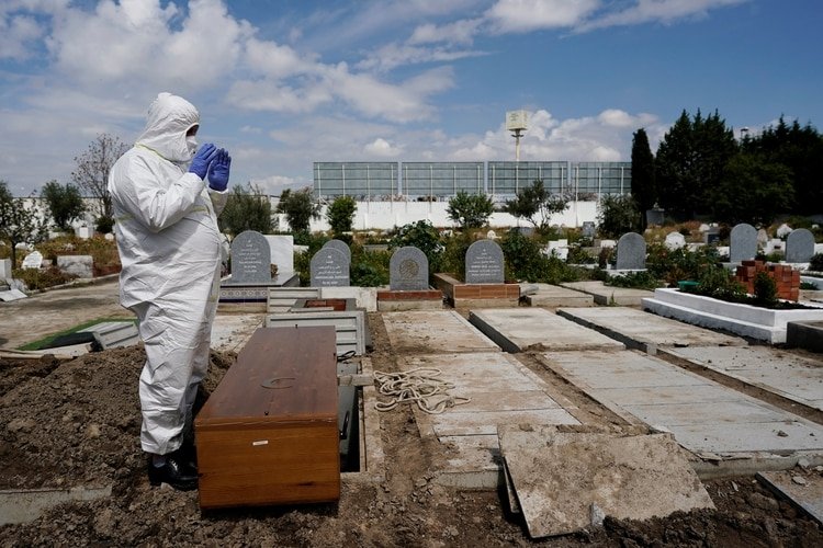 Con más de 20.000 muertos, España es el tercero país con más víctimas mortales del coronavirus, detrás de Estados Unidos e Italia. (Fotos del cementerio islámico de Griñón)