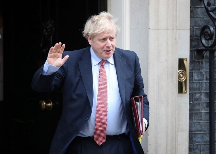 FOTO DE ARCHIVO. El primer ministro del Reino Unido, Boris Johnson, saluda mientras abandona Downing Street, en Londres. 25 de marzo de 2020. REUTERS/Hannah Mckay.