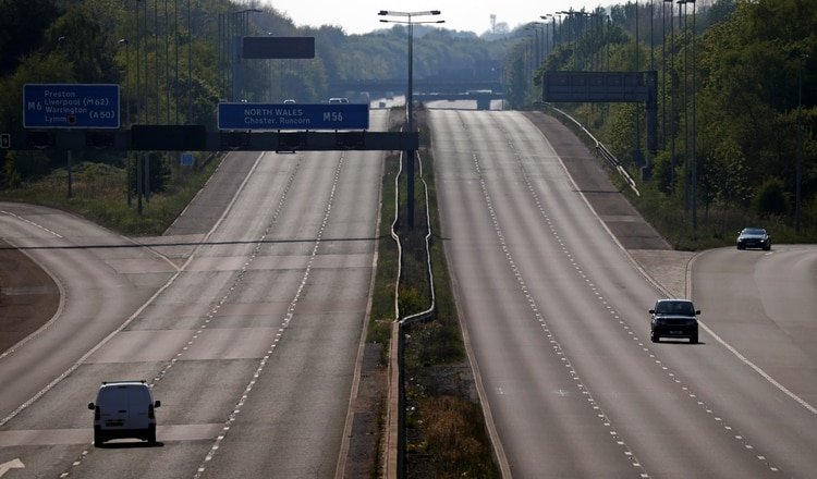 Carreteras vacías en Warrington, Reino Unido April 25, 2020. REUTERS/Phil Noble
