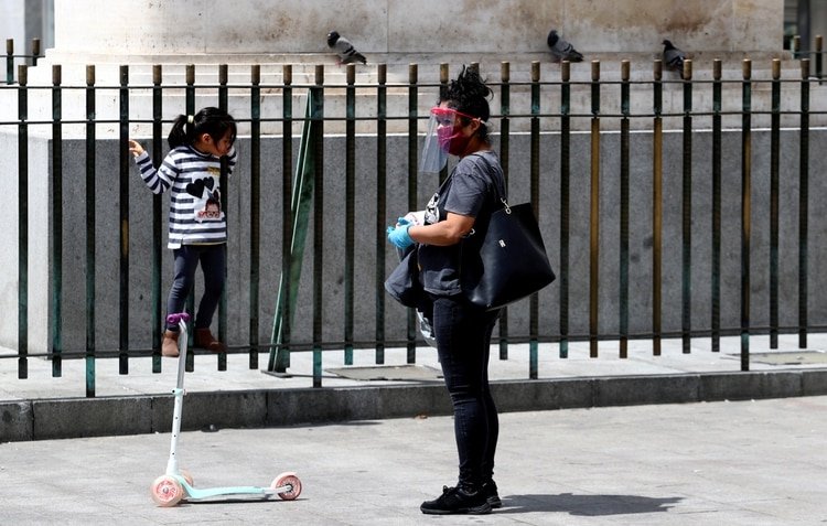 El paseo diario deberá realizarse como máximo en grupos formados por un adulto responsable y hasta tres niños o niñas