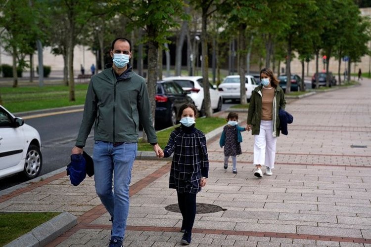 Es responsabilidad del adulto acompañante garantizar que se cumplen durante la realización del paseo diario los requisitos para evitar el contagio.