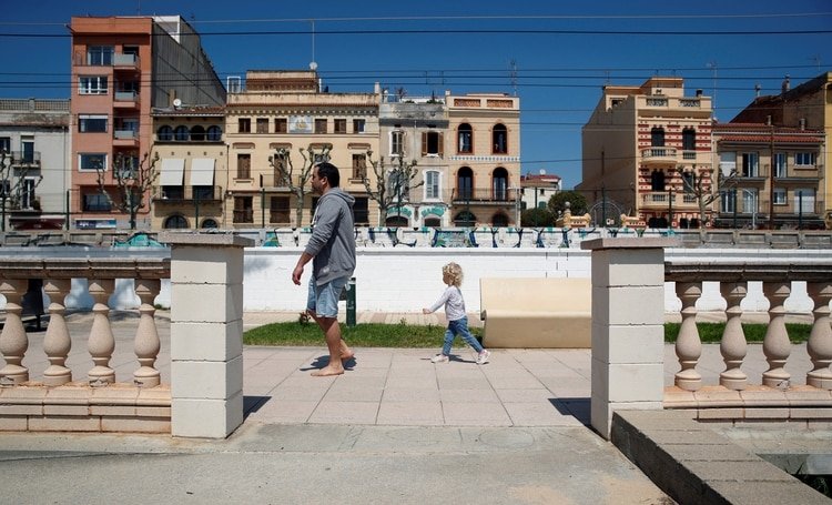 Los niños “menores de 14 años” pueden dar un paseo diario desde las 9.00 horas de este domingo acompañado a un adulto (Reuters)