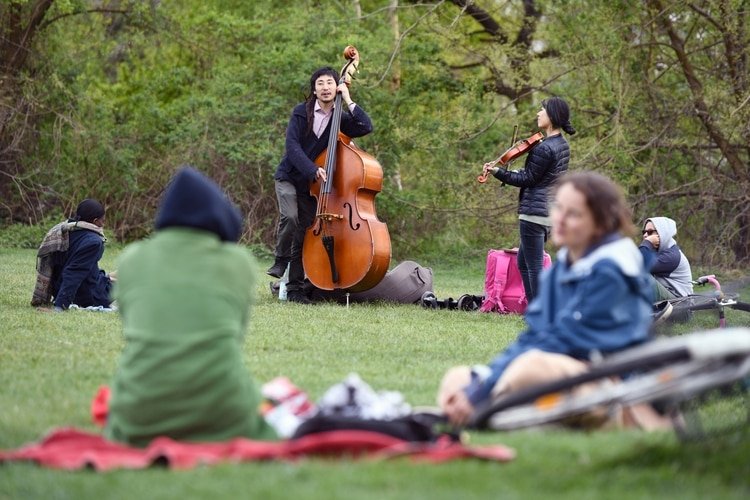Dos músicos tocan en el parque Gleisdreieck en Berlín, Alemania, el 25 de abril de 2020. (REUTERS/Annegret Hilse)