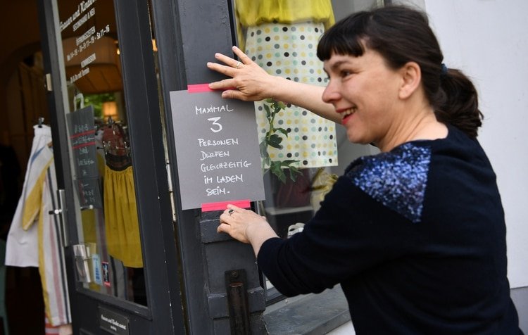 Babette Schumacher, vendedora de la tienda de ropa 