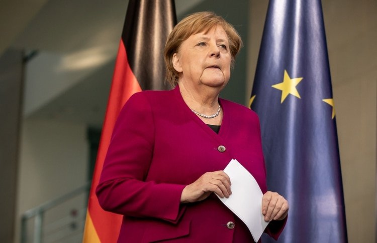 La Canciller alemana Angela Merkel llega para hacer una declaración a los medios de comunicación después de una videoconferencia con los líderes de la UE, el 23 de abril de 2020. (Michel Kappeler/Pool vía REUTERS)