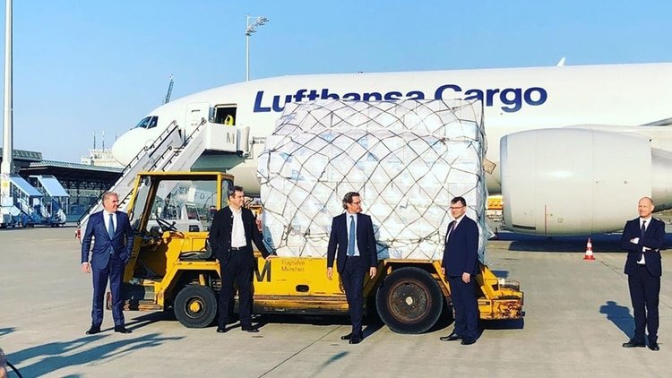 Andreas Scheuer supervisó la losgística para la llegada del primer lote de mascarillas chinas en un vuelo de Lufthansa a principios de abril. (@andreas.scheuer)