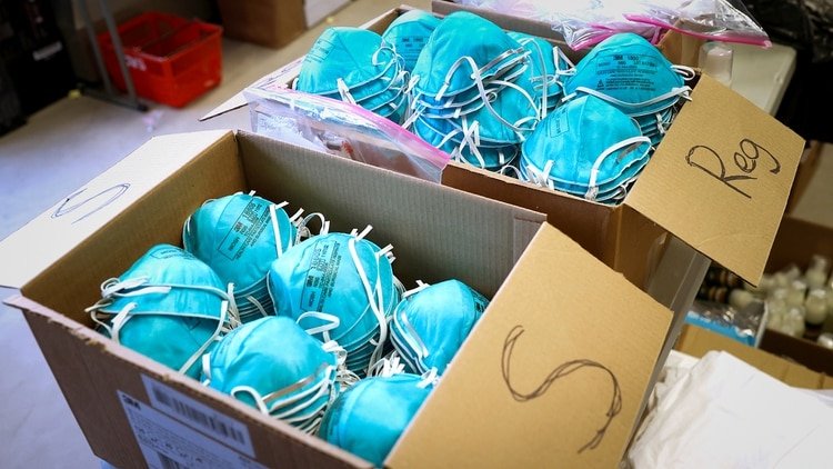 En Canadá. las mascarillas chinas defectuosas estaban destinadas a los trabajadores de la salud que están en la primera línea del tratamiento del brote de coronavirus (Reuters)