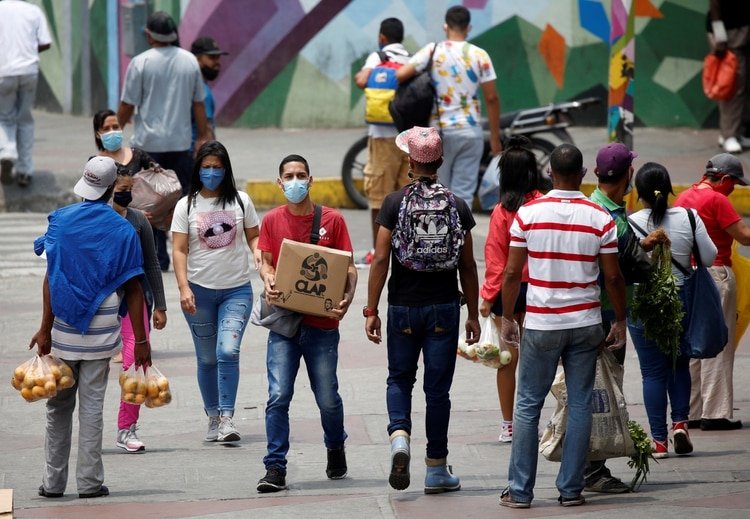 Compras en Caracas, sin distanciamiento social (Reuters)