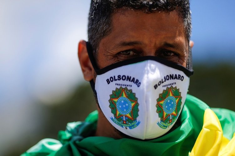 Un hombre utiliza una mascarilla con el nombre 