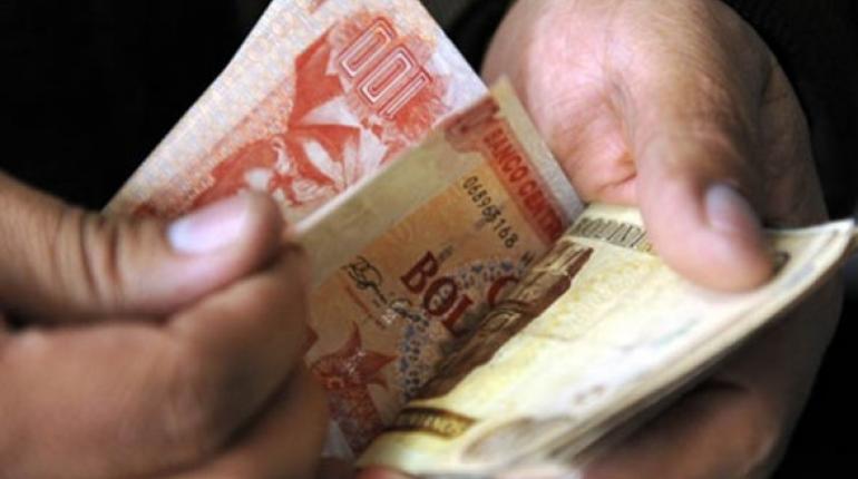 Imagen muestra a una persona con dinero en sus manos. | Foto ilustrativa