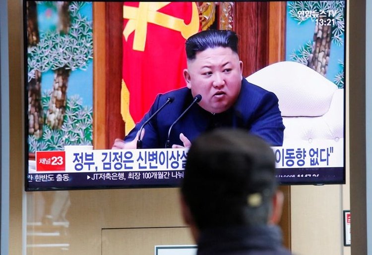 FOTO DE ARCHIVO: Un ciudadano surcoreano mira una televisión en la que se muestra una imagen del líder de Corea del Norte, Kim Jong Un, en Seúl, Corea del Sur, el 21 de abril de 2020. REUTERS/Heo Ran