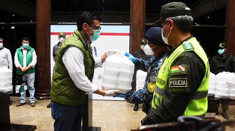La entrega simbólica de las raciones de comida a policías y militares. | José Rocha