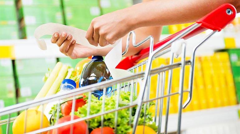 Especialistas dicen que realizar una lista de compras permite seguir una alimentación balanceada y acorde a los objetivos de uno.
