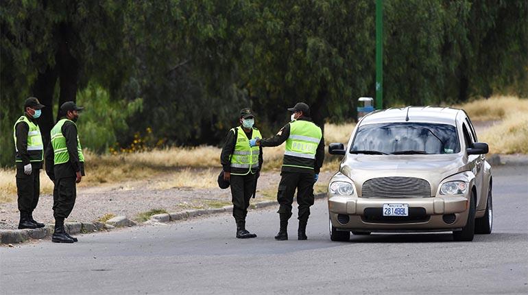 Policías controlan el cumplimiento de la cuarentena. | Daniel James