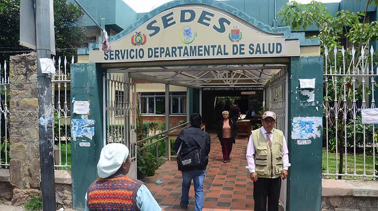 Ingreso a las oficinas del Servicio Departamental de Salud de Cochabamba. | Daniel James