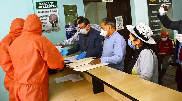 Los concejales Celima Torrico, Carlos Coca y Edwin Jiménez presentan la denuncia. | Hernán Andia