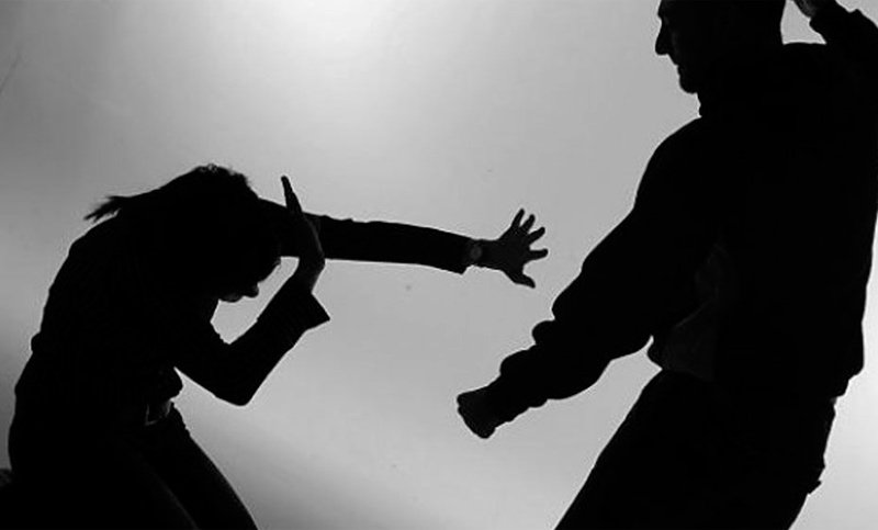 Un joven fue detenido luego de golpear a una mujer en plena calle