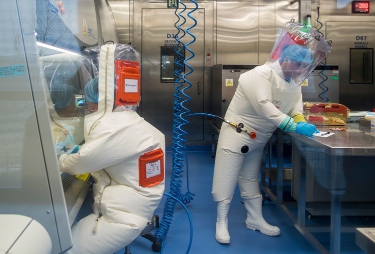Investigadores en el laboratorio de Wuhan. ( JOHANNES EISELE / AFP)