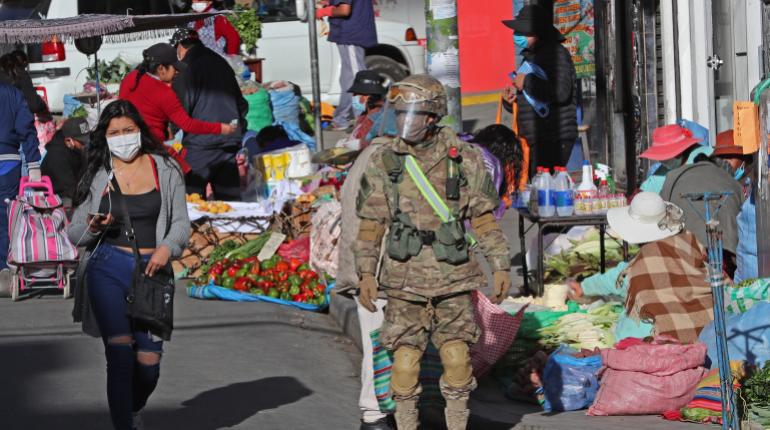 Personas asisten a un mercado. | EFE