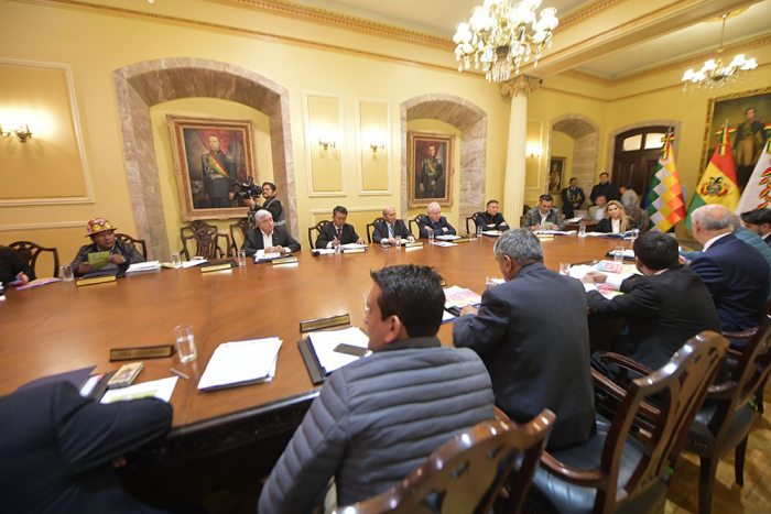 LA PRESIDENTA JEANINE AÑEZ Y LOS MINISTROS ANALIZAN INFORMES Y RECOMENDACIONES CIENTÍFICAS SOBRE LA CUARENTENA EN EL PAIS.