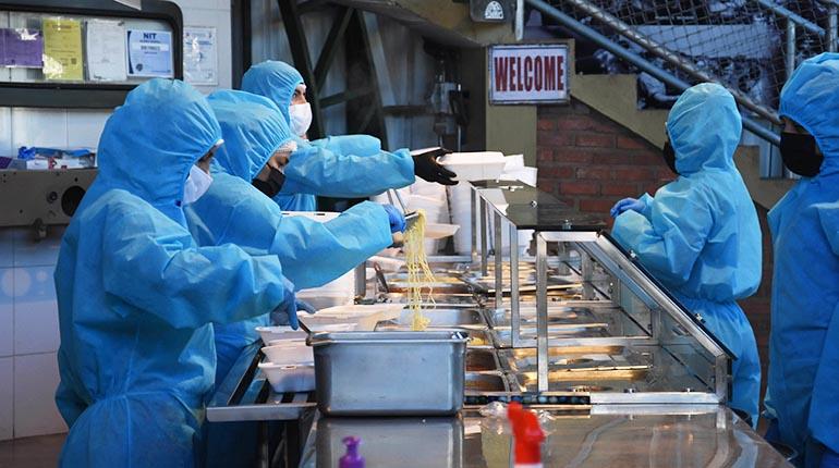 La preparación de alimentos en Bunker Grill. | Daniel James