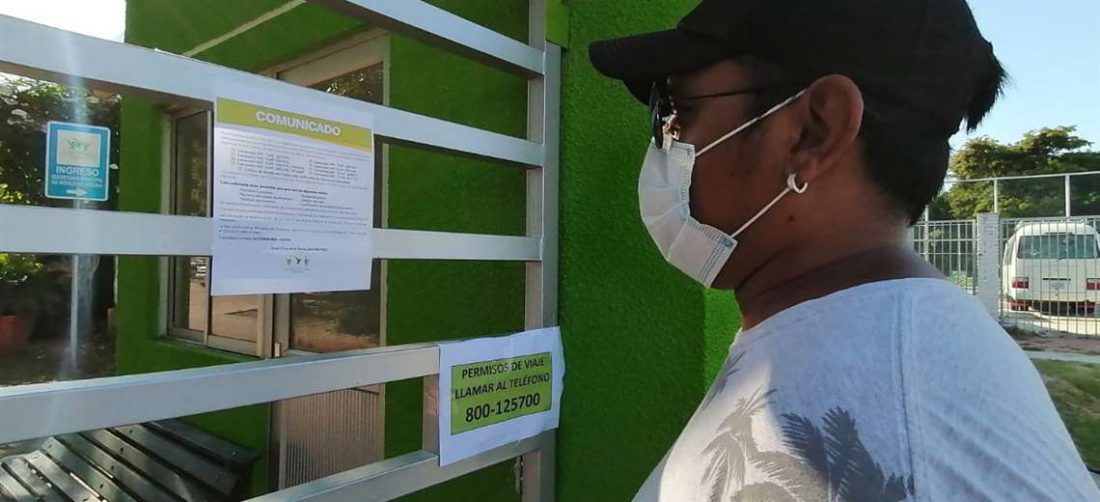 Hermes Banegas llegó hasta el COEM para recabar información sobre las solicitudes de retorno. Foto: Hernán Virgo