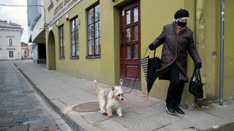 Los bares del centro histórico de Vilna podrán extender su actividad en las calles durante los meses de primavera y verano. (AP Photo/Mindaugas Kulbis)