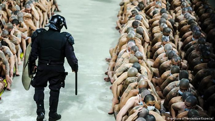 Un policía antimotines pasa revisión en la cárrcel de Izalco, atiborrada de presos de alta peligrosidad. Un policía antimotines pasa revisión en la cárrcel de Izalco, atiborrada de presos de alta peligrosidad.