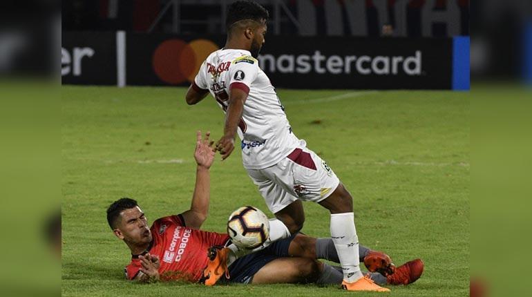 El defensa de Wilstermann Juan Pablo Aponte (abajo) en partido de la Copa Libertadores. | AFP