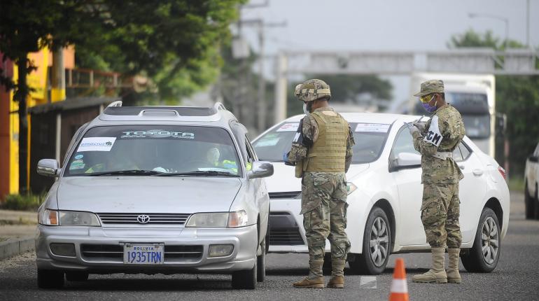 Control militar en Santa Cruz. | Foto archivo | APG