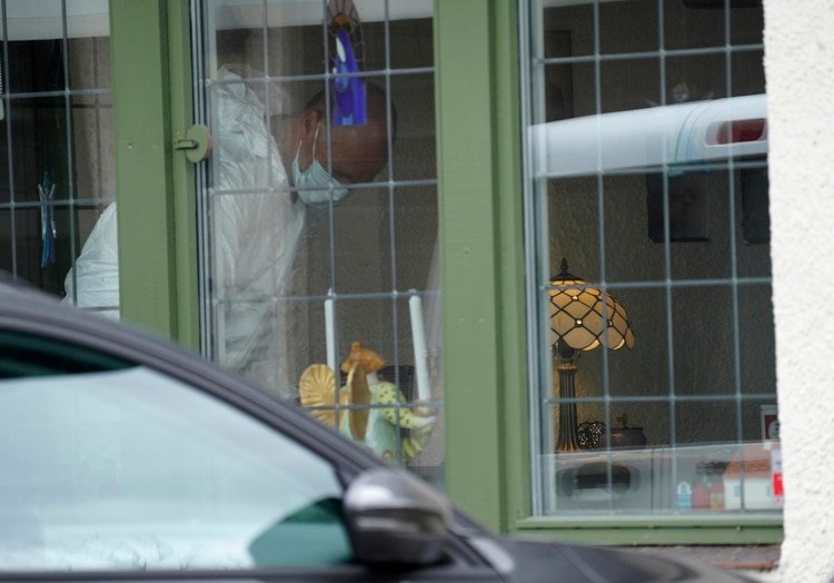 Un policía registra la residencia de la pareja Hagen en Lorenskog, cerca de Oslo, Noruega, después de que el esposo de Anne-Elisabeth Hagen, Tom Hagen, fue arrestado en una acción policial en Lorenskog el 28 de abril de 2020. ( Heiko Junge / NTB Scanpix / AFP)