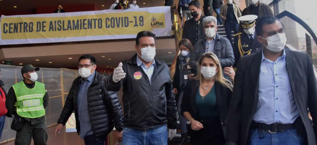 Luis Revilla y Jeanine Áñez inauguraron el centro de aislamiento. Foto: APG Noticias