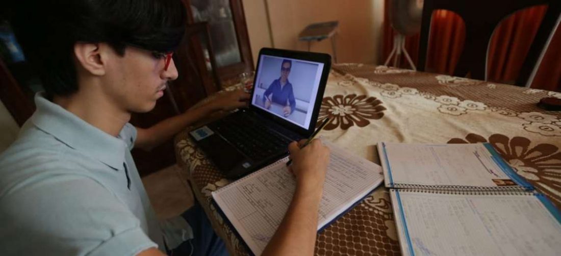 Eduardo Ortiz, alumno del colegio Emprendedor, pasa clases virtuales por Zoom/ Foto: Fuad Landívar