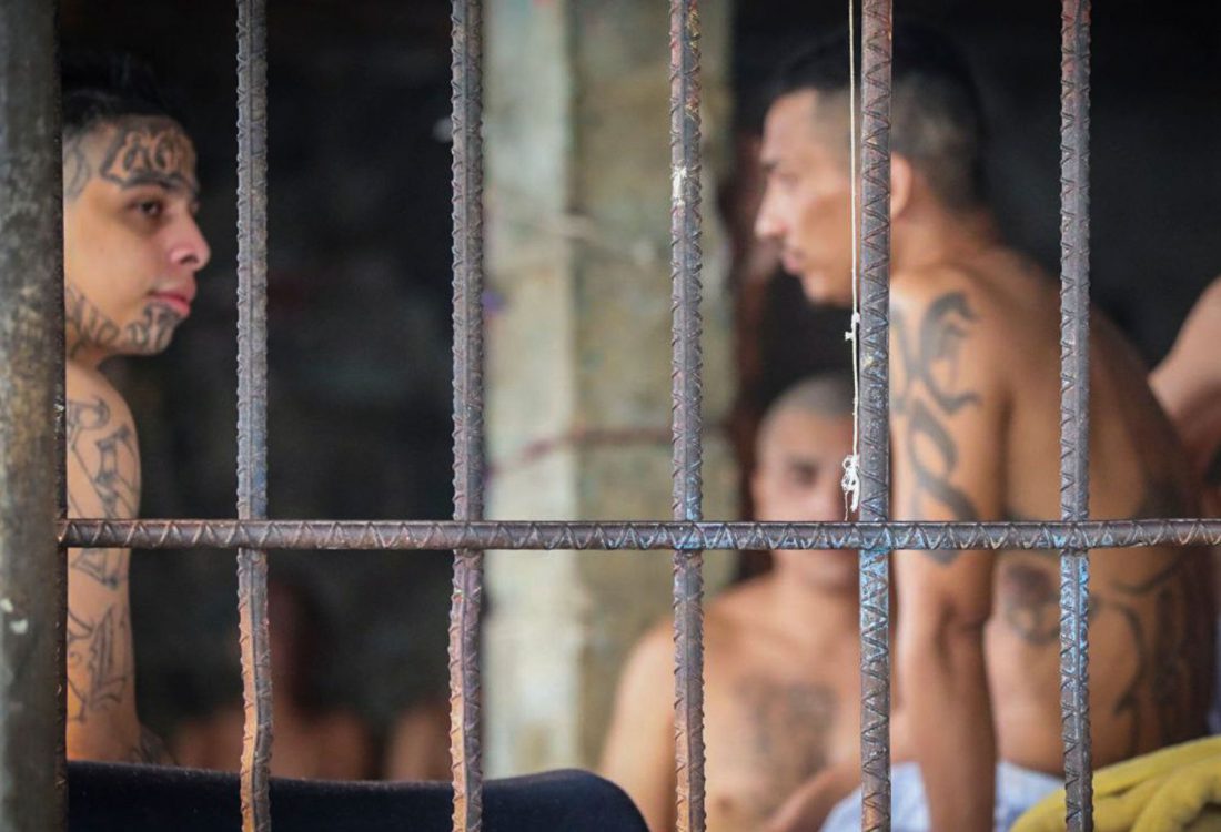 Varios pandilleros en la cárcel de Izalco, San Salvador, el 26 de abril de 2020.