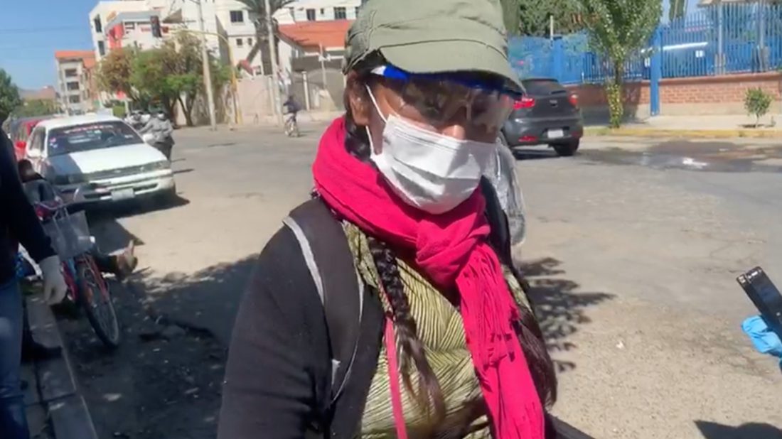Imagen de video muestra a una enfermera, durante una conferencia de prensa en Quillacollo. (Betty Condori)