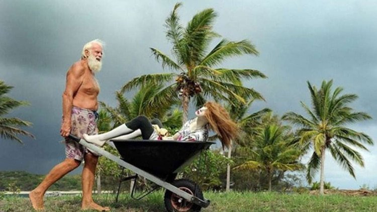 David Glasheen traslada en una carretilla a uno de sus maniquíes