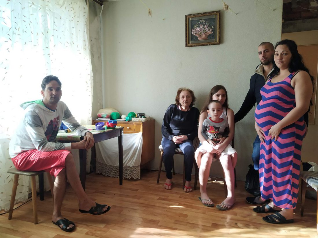 Madelaine Castillo junto a su esposo, Leodón, su madre, Nilda, su hermano, Pedro, y sus dos hijos. 