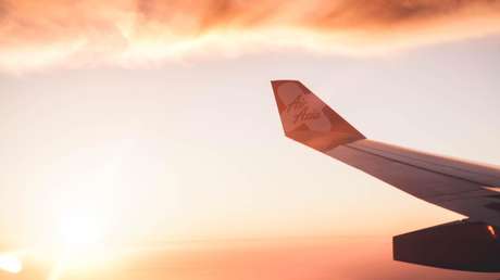 FOTOS: Una aerolínea lanza un nuevo uniforme 'anticoronavirus' para sus azafatas