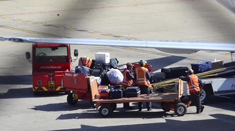 Trabajadores de Sabsa en ambientes del aeropuerto de Cochabamba. | Hernán Andia