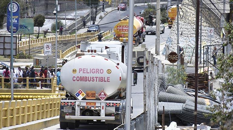 Cisterna de importación de gasolina por parte de YPFB. | APG