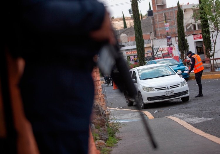 La Secretaría de Seguridad Pública de Michoacán justificó este martes la agresión al informar en un comunicado que los estudiantes robaron el autobús, de la empresa Flecha Amarilla, para participar en una protesta. (Foto: EFE/ Iván Villanueva)