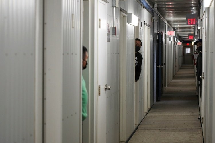 Trabajadores migrantes de México llevan máscaras y practican el distanciamiento social después de llegar a Mayfair Farms en Portage la Prairie, Manitoba (Canadá), el 28 de abril de 2020. (REUTERS/Shannon VanRaes)