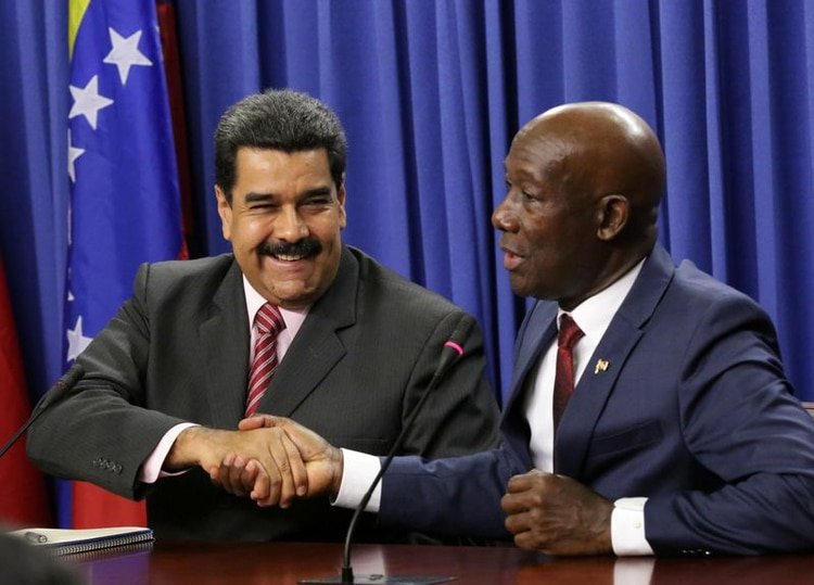 El primer ministro de Trinidad y Tobago, Keith Rowley, saluda a Nicolás Maduro durante una reunión en Puerto España, Trinidad y Tobago, en 2016 (REUTERS/Andrea De Silva)