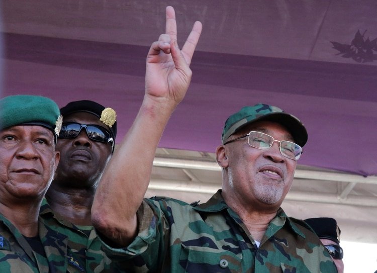 El presidente de Surinam, Desi Bouterse, hace un gesto a sus partidarios en Paramaribo, Surinam, el 22 de enero de 2020. (REUTERS/Ranu Abhelakh)