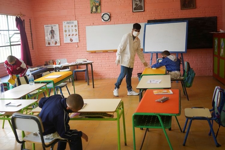 El profesor Sergio Ferrao termina una lección con los estudiantes de la Escuela 30, una escuela rural que ha reanudado las clases después de un mes de descanso debido a la enfermedad del coronavirus en San José, Uruguay, el 22 de abril de 2020. (REUTERS/Mariana Greif)